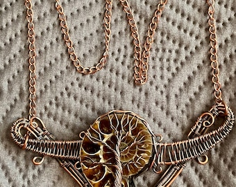 Ammoniten-Halskette mit Drahtumwicklung – Lebensbaum-Anhänger aus Kupfer – Schmuck aus Naturfossilien