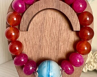 Armband aus rosa Rubin und Karneol – Mittelperle aus blauem Achat – Statement-Armband mit Edelsteinen – Handgefertigtes Geschenk