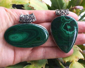 Anhänger aus natürlichem Malachit in einer silbernen Fassung