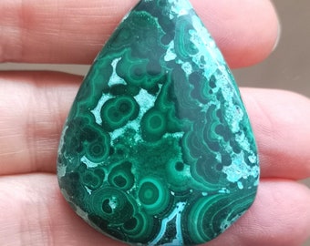 Pierre précieuse naturelle malachite chrysocolle poire cabochon 67,5 ct.