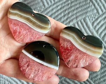 Rot-schwarzer Druzy Geode Achat Herz Cabochon Anhänger – Kontrastreicher gestreifter Edelstein zur Schmuckherstellung, polierte ovale Perle mit Bohrloch