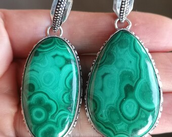 Anhänger aus natürlichem Malachit in einer silbernen Fassung