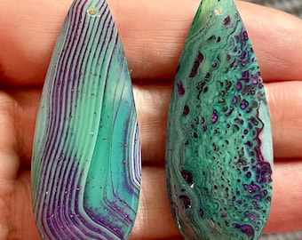 Grün-violetter Onyx-Achat-Anhänger in Tropfenform – kontrastreicher gestreifter Edelstein zur Schmuckherstellung, polierte ovale Perle mit Bohrloch