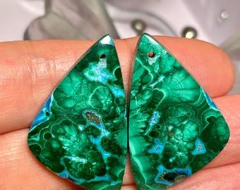 Paar aufeinander abgestimmte Chrysokoll-Malachit-Cabochons – Blaugrüner Naturstein für Ohrringe