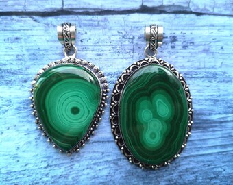 Anhänger aus natürlichem Malachit in einer silbernen Fassung