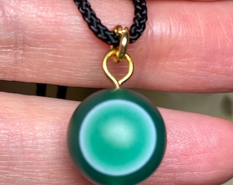 Anhänger in Form eines Auges aus grünem Gobi-Achat, 13 mm, matt, Naturstein, minimalistischer Luxusschmuck, einzigartiges Geschenk