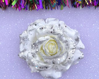 Grote haarspeld met witte rozen, zilveren glitteraccenten, statement tovenaar