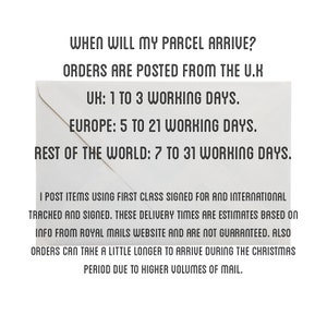 Puede incluir: Un sobre blanco con texto negro que describe los tiempos de env&iacute;o estimados para pedidos del Reino Unido, Europa y el resto del mundo. El texto dice: "WHEN WILL MY PARCEL ARRIVE? ORDERS ARE POSTED FROM THE U.K. UK: 1 TO 3 WORKING DAYS. EUROPE: 5 TO 21 WORKING DAYS. REST OF THE WORLD: 7 TO 31 WORKING DAYS. I POST ITEMS USING FIRST CLASS SIGNED FOR AND INTERNATIONAL TRACKED AND SIGNED. THESE DELIVERY TIMES ARE ESTIMATES BASED ON INFO FROM ROYAL MAILS WEBSITE AND ARE NOT GUARANTEED. ALSO ORDERS CAN TAKE A LITTLE LONGER TO ARRIVE DURING THE CHRISTMAS PERIOD DUE TO HIGHER VOLUMES OF MAIL."