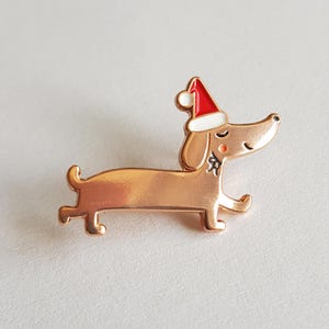 Christmas sausage dog pin, soft enamel festive teckel pin, copper dachshund badge, dog x-mas lapel pin, doxie lover gift, dog brooch