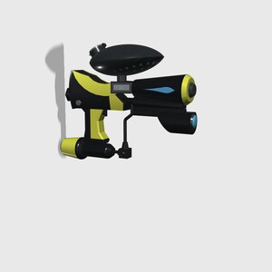 Puede incluir: Una pistola de agua de juguete negra y amarilla con un chorro de agua azul y un ca&ntilde;&oacute;n negro. La pistola tiene un mango negro y una empu&ntilde;adura negra y amarilla.