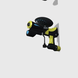 Puede incluir: Una pistola de agua negra y amarilla con una boquilla azul y negra. La pistola tiene un mango negro y un disco negro y azul en la parte superior.