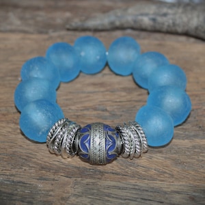 XXL sea blue Krobo glass beads, rustic silver discs, wavy silver discs, African pearl enamelled, strand 23 cm