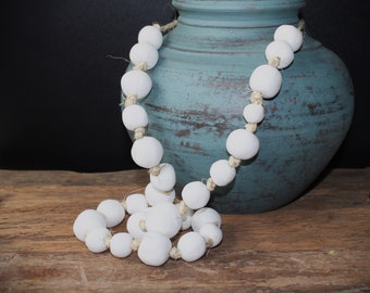 Perles d'argile, perles blanches, faites main, fil avec ruban 90 cm
