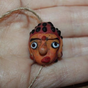 Może przedstawiać: Zestaw trzech ceramicznych kubk&oacute;w z nakrapianym, matowym wykończeniem. Kubki są w odcieniach kremowym, jasnoszarym i ciemnoszarym. Każdy kubek ma prosty, minimalistyczny design.