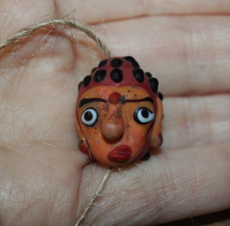 Może przedstawiać: Zestaw trzech ceramicznych kubk&oacute;w z nakrapianym, matowym wykończeniem. Kubki są w odcieniach kremowym, jasnoszarym i ciemnoszarym. Każdy kubek ma prosty, minimalistyczny design.