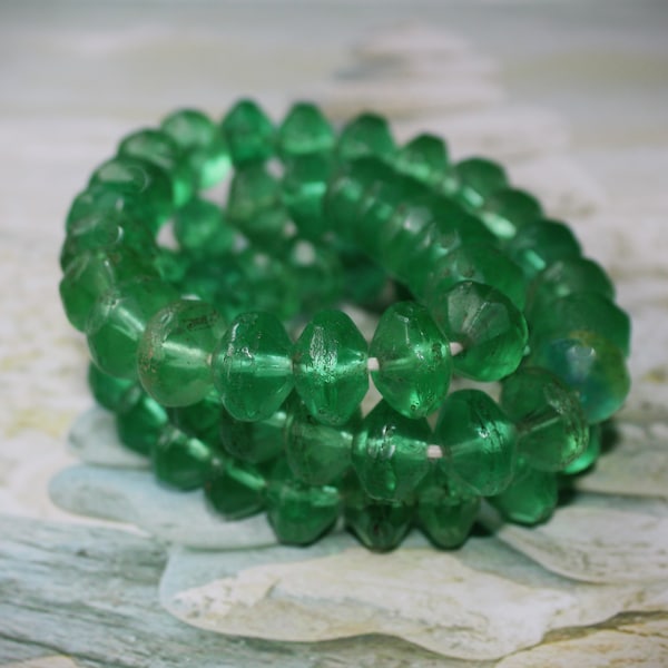 Smaragdgrün, böhmische Vaseline Glasperlen, Vaseline Tradebeads, Strang ca.61 cm, Größe 16 x 11 mm,