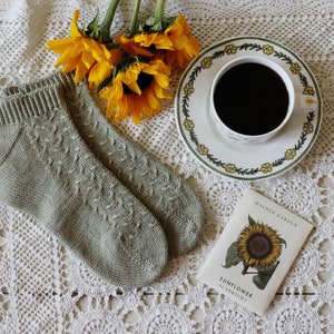 Springtide Socks Knitting pattern, easy knitting patter, cable knitting patter, sock knitting pattern