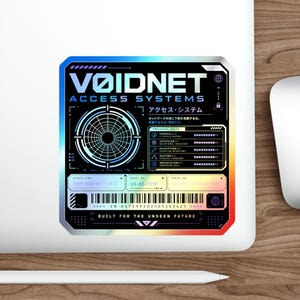 Puede incluir: Una pegatina holográfica con el texto "VOIDNET ACCESS SYSTEMS" en un diseño futurista. La pegatina presenta un gráfico circular, texto japonés y un código de barras. La parte inferior dice "BUILT FOR THE UNSEEN FUTURE".