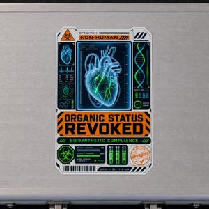 Peut inclure: Une mallette en métal argenté avec un autocollant rectangulaire au design de science-fiction. L'autocollant affiche un cœur humain bleu lumineux, un brin d'ADN et le texte "ORGANIC STATUS REVOKED" en lettres orange et noires avec des rayures.