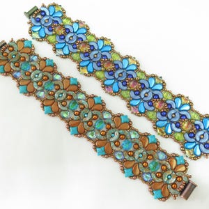 Peut inclure: Deux bracelets perlés avec des motifs floraux. L'un présente des perles bleues et vertes, l'autre des perles marron et turquoise. Les deux bracelets ont un fermoir métallique et sont présentés sur fond blanc.