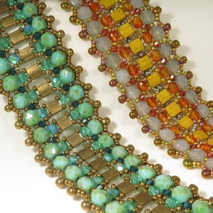 Peut inclure: Deux bracelets en perles avec un motif géométrique. Le bracelet de gauche est composé de perles vertes et dorées, tandis que le bracelet de droite est composé de perles orange, jaunes et blanches.