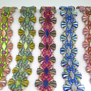 以下が含まれることがあります： 緑、ピンク、紫、青、茶色の虹色仕上げのビーズブレスレット5本。ブレスレットは、小さなファセットビーズで作られており、繊細な花柄のデザインです。