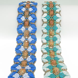 Peut inclure: Deux bracelets en perles avec un motif géométrique. Un bracelet est bleu et blanc, l'autre est turquoise et blanc.