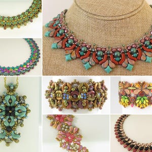 Op de afbeelding: Een collectie van ingewikkelde kralensieraden, waaronder diverse kettingen, hangers en armbanden. De stukken zijn vervaardigd met veelkleurige glaskralen in tinten turkoois, brons, rood, groen en roze, gerangschikt in complexe geometrische en bloemmotieven.