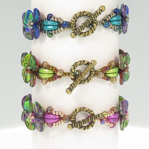 2 bracelets Violets - Kit et tutoriel - Pétales de rose en croissant et perles de rocaille - Motif perlé - orchidée et bleu - Deux bracelets - KIT image 3