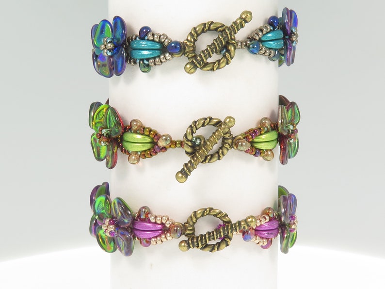 2 bracelets Violets - Kit et tutoriel - Pétales de rose en croissant et perles de rocaille - Motif perlé - orchidée et bleu - Deux bracelets - KIT image 3