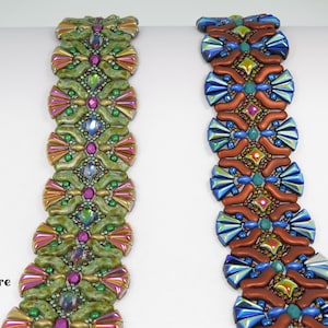 Könnte beinhalten: Zwei Perlenarmbänder mit komplizierten geometrischen Mustern. Das Armband links ist grün mit goldenen, rosa und blauen Perlen. Das Armband rechts ist braun mit goldenen, blauen und grünen Perlen.