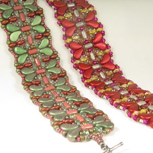 Könnte beinhalten: Zwei Perlenarmbänder mit komplizierten Mustern. Ein Armband ist grün, braun und rosa, während das andere rot, gold und rosa ist.