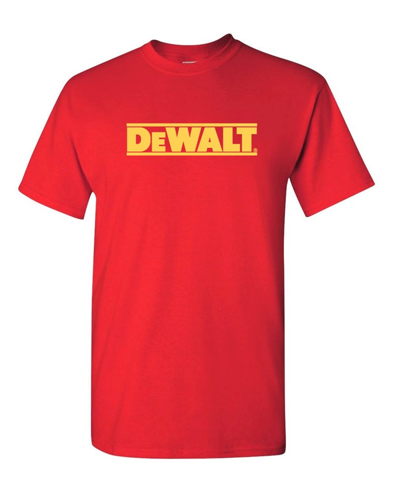 Może przedstawiać: Czerwony t-shirt z okrągłym dekoltem z ż&oacute;łtym napisem "DEWALT". Tekst jest wyśrodkowany i otoczony dwoma ż&oacute;łtymi poziomymi liniami. Koszulka wykonana jest z miękkiego materiału.