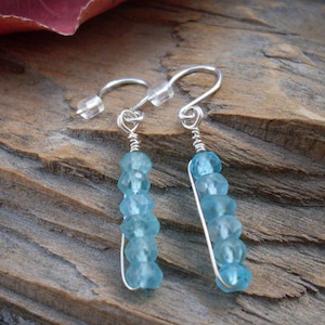 Blaue Apatit Edelstein OHRRINGE, silber filled Wire Wrapped Ohrringe.