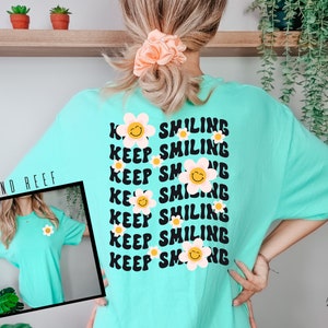 Maglietta Keep Smiling, maglietta Comfort Colors, maglietta Smile Face, maglietta alla moda, maglietta motivazionale, maglietta Mental Heather, Keep on Smiling