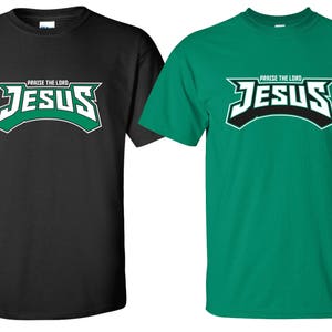 Könnte beinhalten: Zwei T-Shirts, eines schwarz und eines grün, mit dem Schriftzug "Lobet den Herrn Jesus" in einem weißen und grünen Grafikdesign.