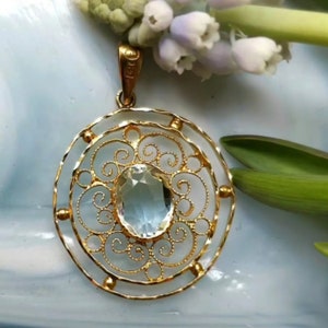 Antique aquamarine pendant in gold filigree