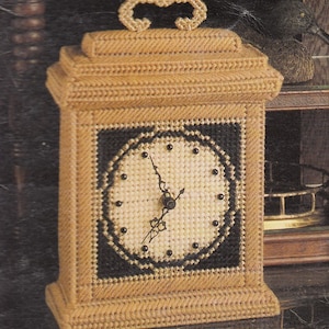 Vintage PDF plastic canvas pattern - mantel clock