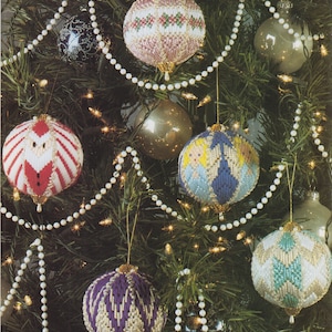 Vintage PDF plastic canvas pattern - Elegant Christmas Balls