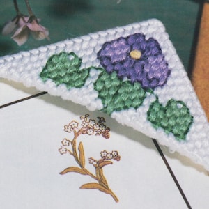 Plastic canvas vintage PDF pattern - pansy corner bookmark