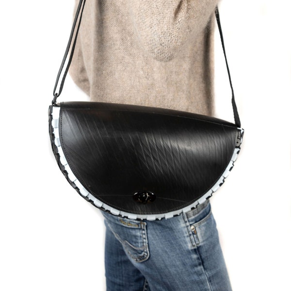 Bolso con llanta reciclada, bolso negro con bandolera ajustable, bolsa de cámara y llanta de bicicleta, bolso vegano niña