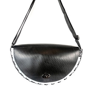 Bolso con llanta reciclada, bolso negro con bandolera ajustable, bolsa de cámara y llanta de bicicleta, bolso vegano niña imagen 5