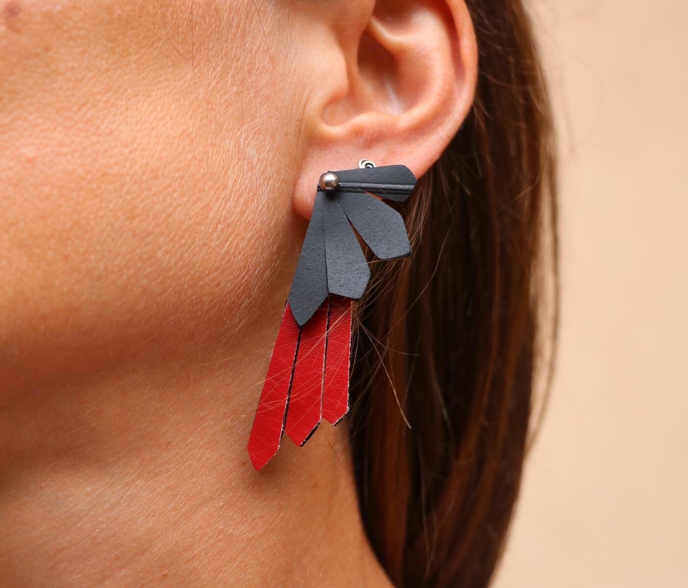 Leaf earrings in recycled rubber inner tube – BEVERLY SMART