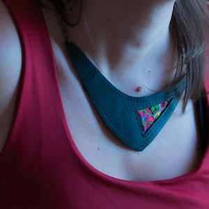 Asymmetrische damesketting in gerecyclede binnenband met gekleurde stof en eco-lederen voet, Iris model