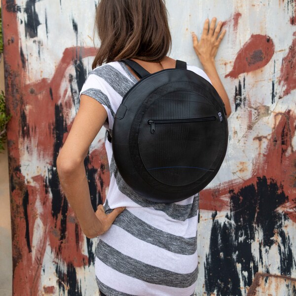Unisex backpack in recycled inner tube with 2 pockets and adjustable shoulder straps, handmade round backpack, waterproof vegan backpack, eco gift