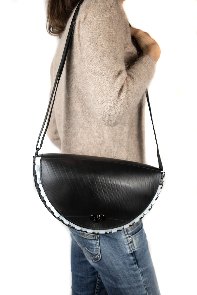 Bolso con llanta reciclada, bolso negro con bandolera ajustable, bolsa de cámara y llanta de bicicleta, bolso vegano niña imagen 1