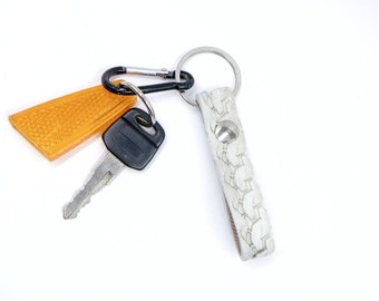 Keychain handcrafted from recycled bicycle tires, ideal as a sustainable gift idea for cyclists, vegan.