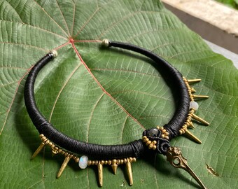 Gargantilla de cráneo de pájaro negro