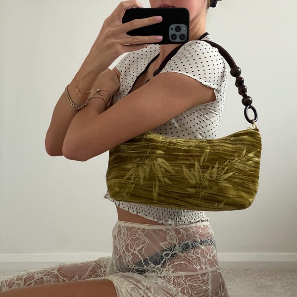 Bolso floral verde con bandolera de madera.