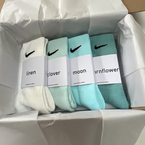 4 pairs Nike crew socks. 4 pack Nike everyday crew socks. Hand dyed colours.